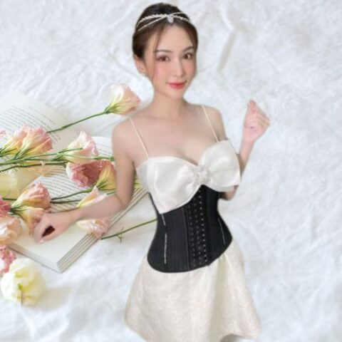 Kelly Nguyễn làm đẹp cùng gen nịt bụng latex