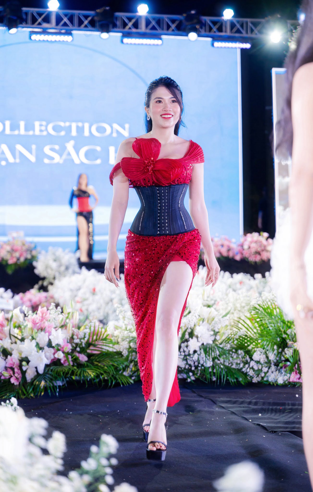 Thời trang kết hợp với Latex